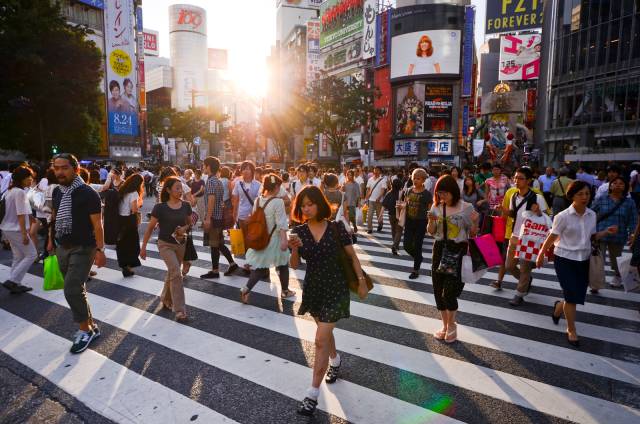 Shibuya Crossing ve çevresi gerçek olamayacak kadar kalabalık, hareketli ve ışıl ışıl.