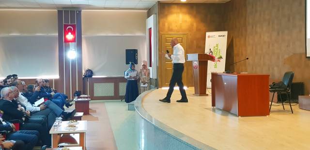 Quick Sigorta CEO'su Levent Uluçeçek Sivas'ta öğrencilerle bir araya geldi.