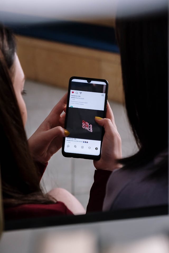 Dijital minimalizmi benimsemek için telefonlarda ve sosyal medya platformlarında geçirilen süreyi sınırlayabilirsiniz. 