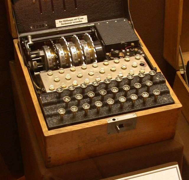 Günümüze kadar ulaşabilmiş bir Enigma makinesi.