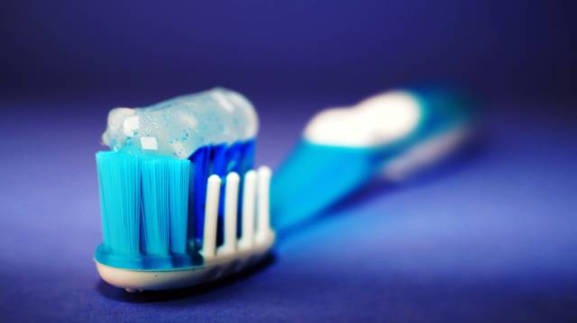 Kanada ve İsveç gibi bazı ülkeler çareyi, mikroplastik partiküller içeren kozmetik ürünlerini yasaklamakta buldu.