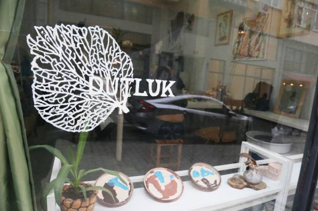 Stüdyo Dutluk, Kadıköy’de seramik eğitimi veren bir sanat atölyesi.