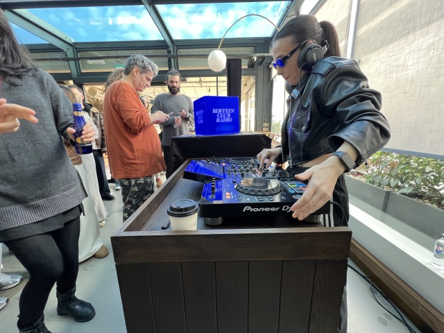 Sabah partilerinde başrolde DJ ve kahve var. 