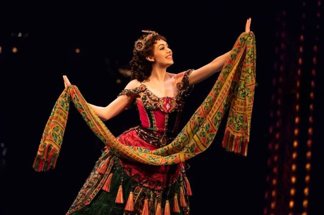 Dileyenler için Majestic Theatre’da kulaklıklı çeviri asistanları da bulunuyor.