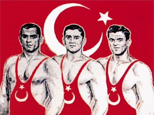 1948 Londra Olimpiyat Oyunları’na katılan efsanevi Milli Güreş Takımımızdan altın madalya kazanan Yaşar Doğu, Gazanfer Bilge ve Celal Atik.