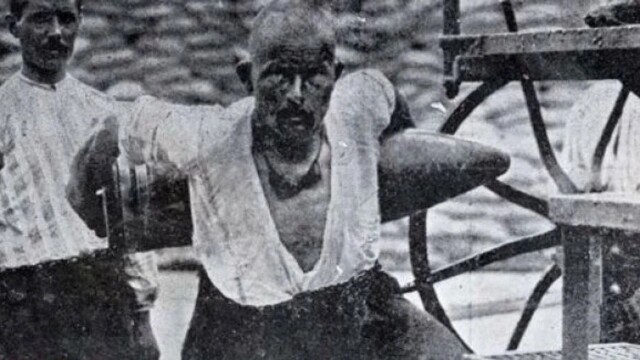 Seyit Onbaşı, inanılmaz bir cesaret ve güçle tam da o anda devreye girdi. Arkadaşlarının şaşkın bakışları arasında 276 kiloluk top mermisini sırtına aldı.