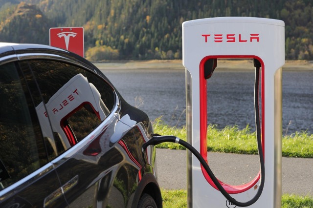 Otomotiv sektöründe hızlı yol alan Tesla, teknoloji devlerine meydan okudu