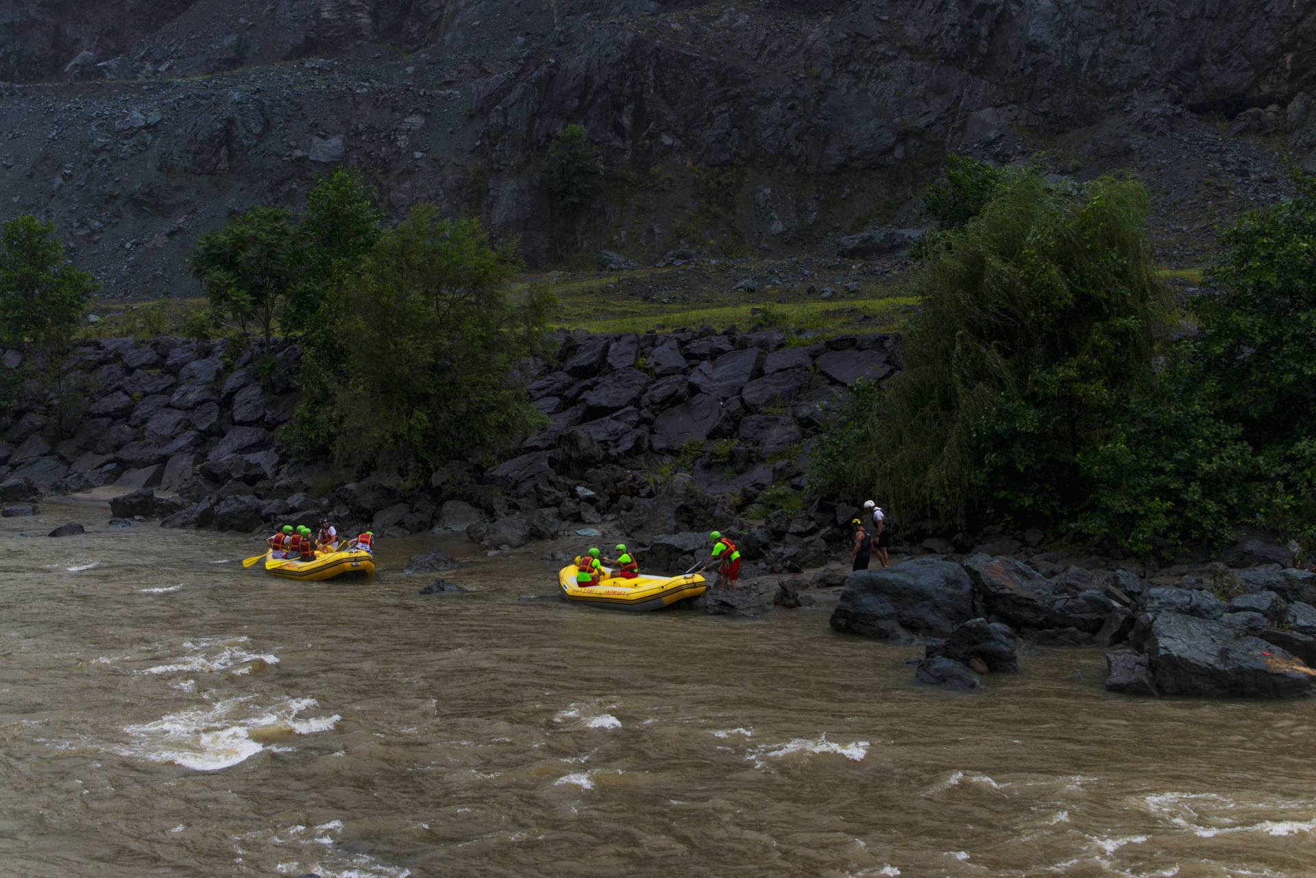 Azgın suların içinde, şişme botlarla hırçın dalgalara karşı yapılan bir spor olan rafting, iki şeyi size garanti ediyor: Damarlarınızda dolaşan adrenalinin tavana vurmasını ve hayatın günlük koşuşturmalarından biraz uzaklaşmayı… Bunu Karadeniz’de yapacağınız en güzel yer de tartışmasız Fırtına Deresi…