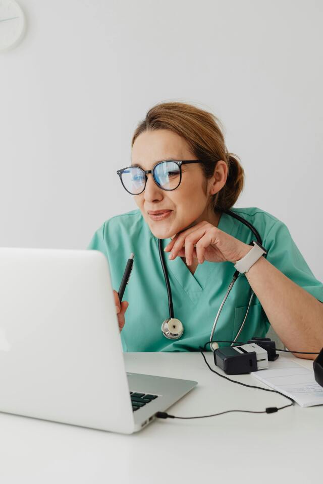 Bilgiye anında ulaşabilen Z Kuşağı doktorları, dijital sağlık uygulamalarını ve tele-tıbbı mesleklerinin bir parçası haline getirdi.