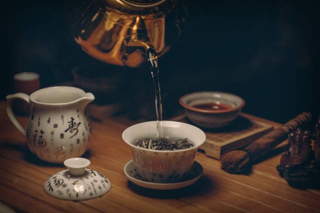 Japonya’nın Kyoto kentinde çay seramonileri özel eğitimli geisha (geyşa)’lar tarafından yapılıyor ve özellikle batılılar tarafından büyük ilgi görüyor.