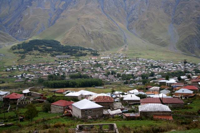 Kazbegi Gergedi Köyü sakinleri dağ turizmi için gelen misafirlere oldukça alışkın.|Fotoğraf: Cenk Ertekin