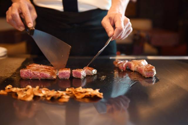 Fiyatları Japonya ortalamasına göre bile biraz yüksek olsa da bir teppanyaki restoranında hayatınızda yediğiniz en iyi etleri yiyebilirsiniz.