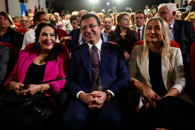 Beyoğlu Sineması’nın yeniden açılışında Türkan Şoray, Ekrem İmamoğlu ve Dilek İmamoğlu.