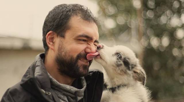 Ersen Akbaş, inşaat mühendisliğini bıraktıktan sonra köpek eğitmeye başlamış.