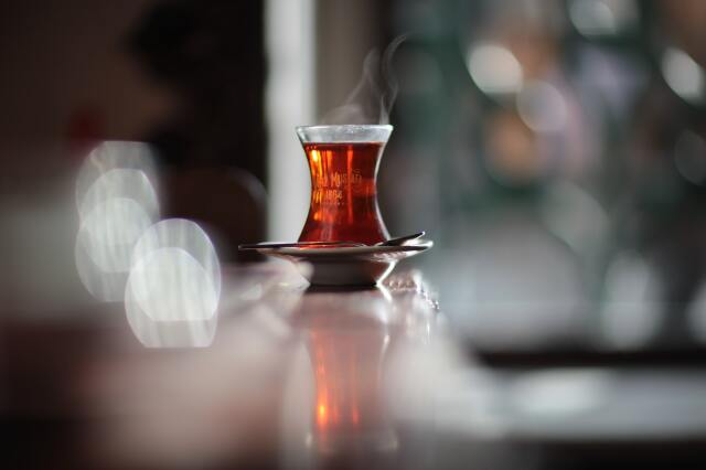 Türkiye’de çay tüketilirken en çok kullanılan bardak, ince belli.