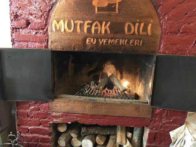 En üst kattaki şöminenin başında yemek yemek keyifli. 