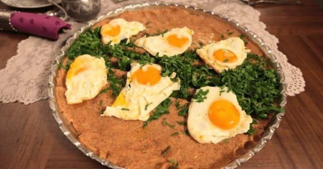 Yağda yumurta ile servis edilen accin Mardin’de sıkça tüketiliyor.