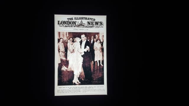 Atatürk, manevi kızı Nebile İrdelp ile düğününde dans ediyor.