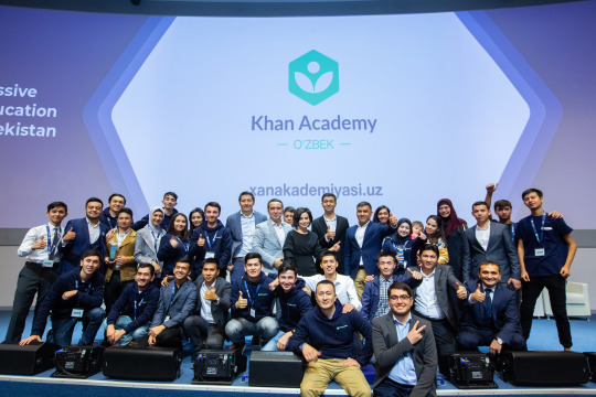 2006 yılında eğitimci Salman Khan tarafından kurulmuş, kâr amacı gütmeyen bir eğitim kuruluşu Khan Academy’nin ekibi.