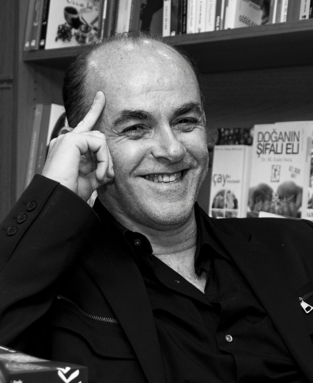 Eddi Anter, 1961 yılında İstanbul’da dünyaya geldi. 