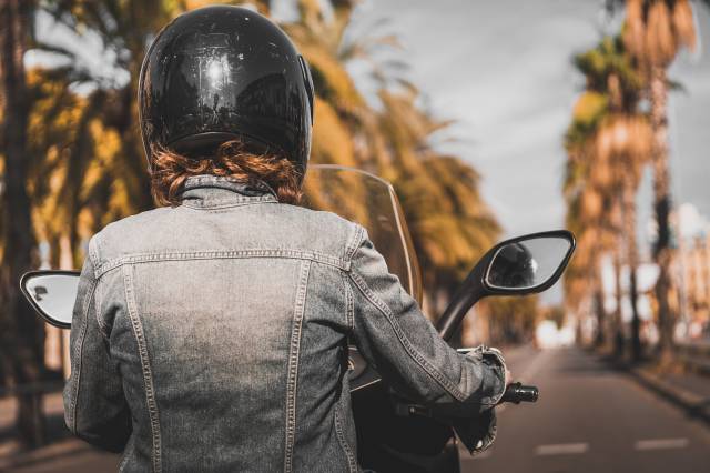 Motosiklet aksesuarları söz konusu olunca kadınlar da siyahi tercih ediyor.