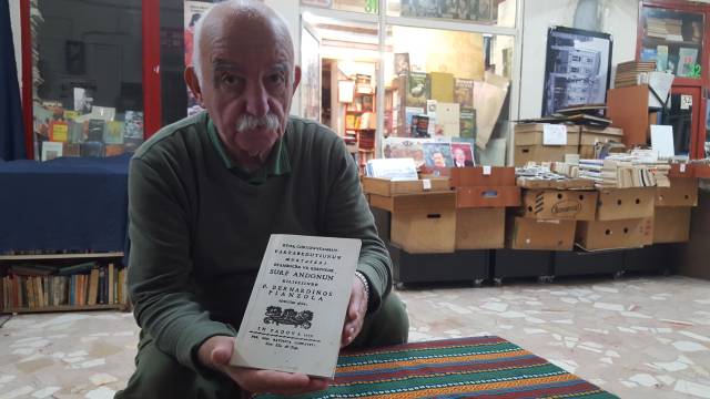 Halil Bingöl gibi köklü sahaflar tarihle ilgili önemli bilgiler veriyor. Elindeki kitap Latin harflerinin 1928’de kabulünden önce Türkçe kelimelerin Latin harfleriyle yazıldığını gösteriyor.