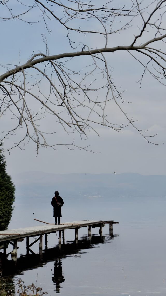 Tek başına yaşayan herkes sosyal olarak yalnız olmadığı gibi, ailesiyle yaşayan herkes de güçlü sosyal ilişkilere sahip değil.