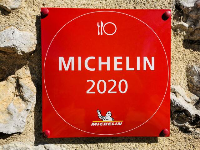 Michelin yıldızlı restoranlara gitmek için önceden rezervasyon yaptırmanız gerekiyor.
