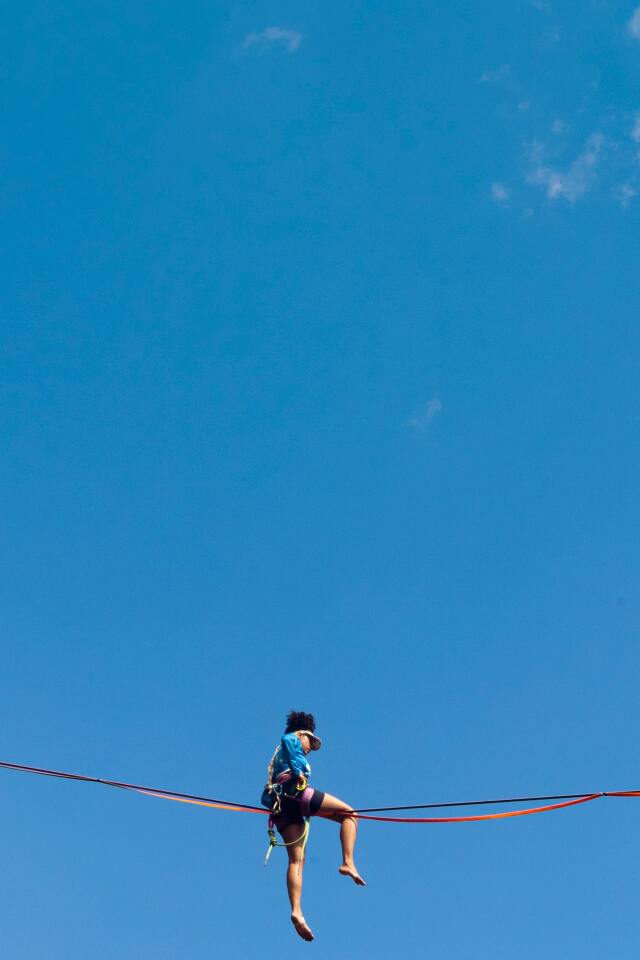 Slacklining’in vücudun denge kabiliyeti geliştiriyor. 