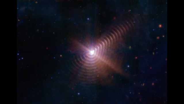 James Webb’in en önemli gözlemlerinden biri 5 bin ışık yılı uzaktaki Wolf-Rayet 140 adlı ikili sistemin parmak izini andıran görüntüsü.