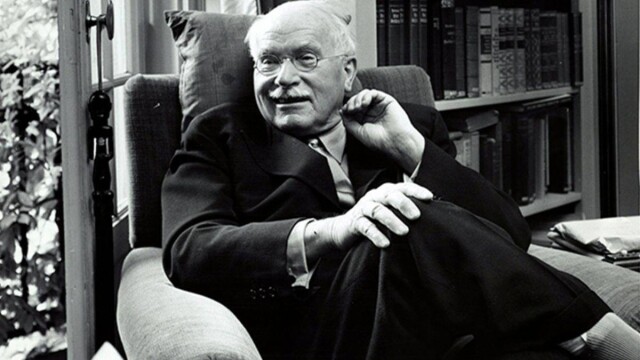 Carl Gustav Jung, Analitik Psikoloji kuramını, yıllar içinde astroloji, simya, I-Ching, rüya analizi gibi pek çok kadim ilim ve felsefe, psikoloji gibi pozitif bilim dalıyla ilgilenerek oluşturmuş