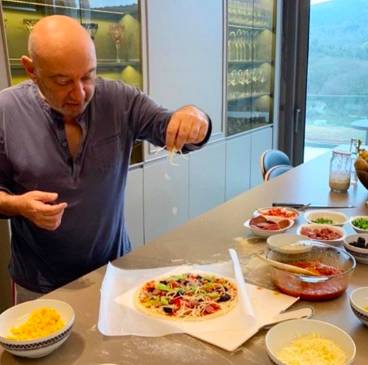 Sosyetik iş insanı Dikran Masis de karantina döneminde soluğu mutfakta aldı ve ailesine pizza yaptı.