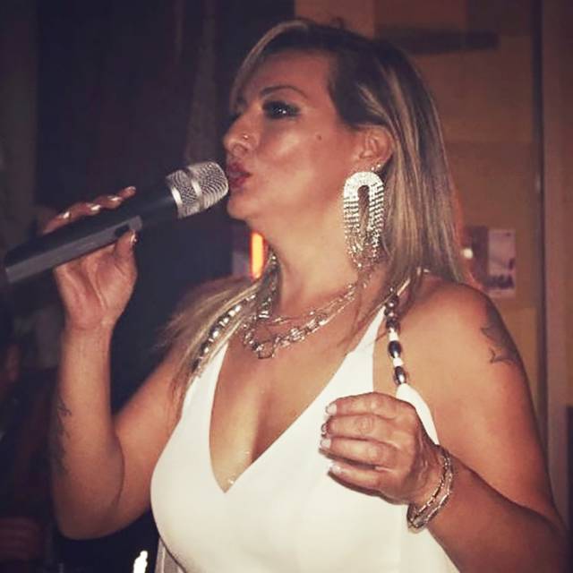 Özlem Özbakır, TIR şoförlüğü dışında gerçek mesleği olan solistliğe devam ediyor.
