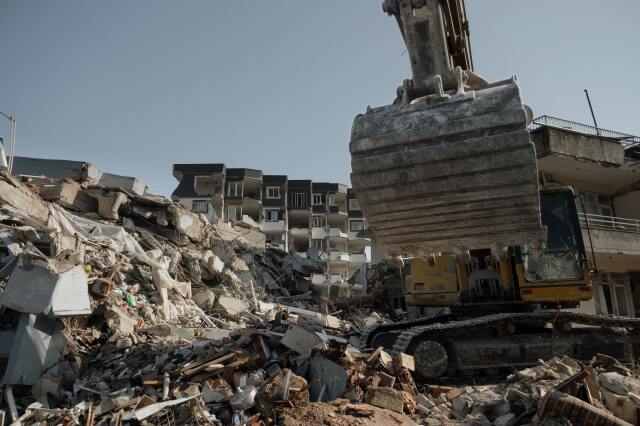 DASK, depremin binaya verdiği zararı, deprem sonucu konutta yangın çıkması, patlama olması ve yer kayması sonucu binada oluşabilecek hasarları kapsıyor. 