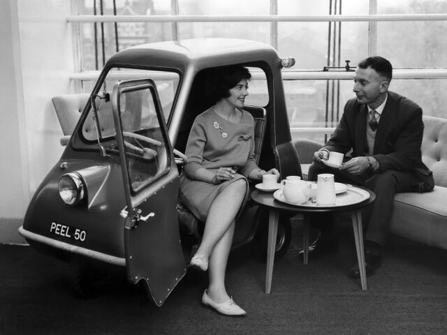 Bu ilginç reklamda görüldüğü üzere Peel 50, bir koltuk kadar yer kaplıyor. 1963’te Peel 50’nin fiyatı 199 sterlindi. Şimdilerde ise orijinal bir P50, 120 bin sterlin’den alıcı buluyor.