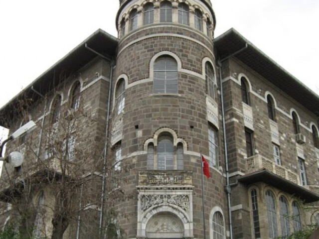 Bina, Bizans mimarisinin süsleme özelliklerinden belirgin izler taşıyor.