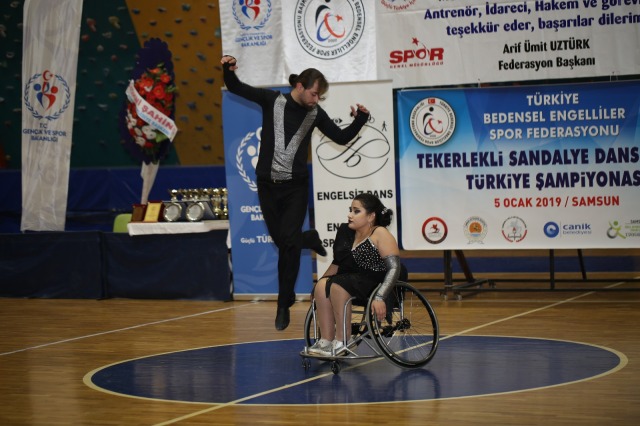 Bir yandan eğitimine devam eden Gizem Sarıgöl, dans etmeyi ihmal etmiyor.
