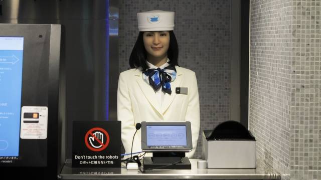 Nenn-na Hotel’in tüm çalışanları robotlardan oluşuyor.