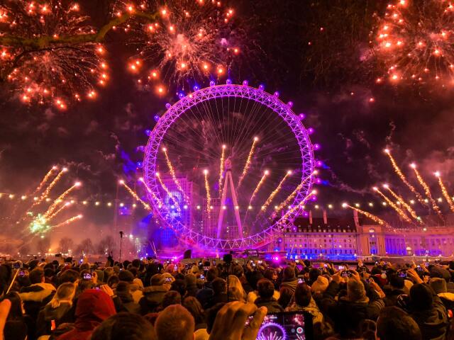 Avrupa'daki en yüksek dönme dolap olan London Eye çevresindeki yılbaşı kutlamaları.