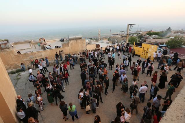 Birçok sanatseverin katıldığı bienal açılşı Mor Efrem Manastırı’nda gerçekleşti.