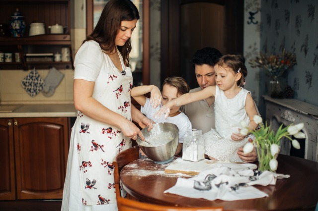 Jung’a göre ailede çocuğun anne ve babayı ya da türevi bakım verenleri içselleştirmesi, diğer arketiplerle beraber bilinçdışına kök salan Anima ve Animus’u şekillendiriyor.
