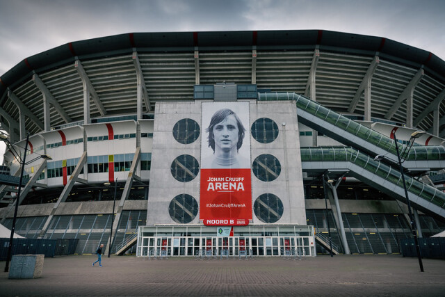 Johan Cruyff Arena Ajax futbol takımının stadyumu ve Ajax da efsane futbolcusu Cruyf’u unutmadı. 