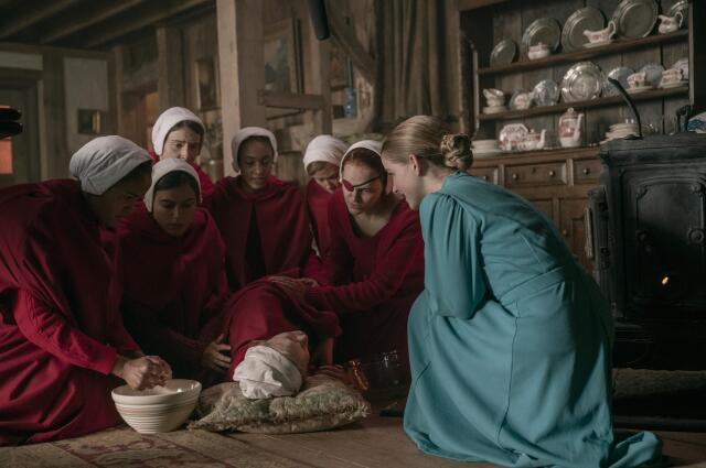 2017 yapımı bir distopya olan The Handmaid's Tale dizisi, Margaret Atwood’un “Damızlık Kızın Öyküsü” adlı kitabından uyarlanmıştır.