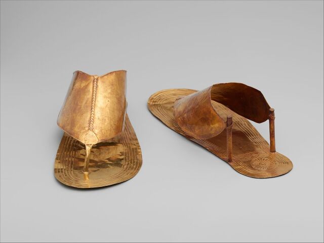 Met Museum’da bulunan Mısır Kraliçesi Thutmose III'e ait bu altın sandaletler, MÖ 1479–1425 civarına tarihleniyor. 