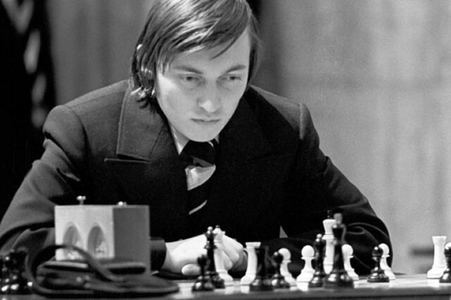 Karpov 1975-1985 yılları arasında dünya şampiyonluğunu korudu.