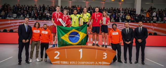 2019 Teqball Dünya Şampiyonası’nda kadın ve erkek sporcular şampiyonluk kürsüsünde beraber görülüyorlar.