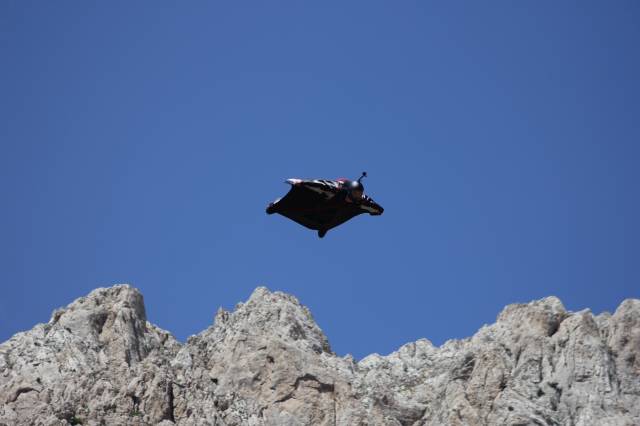 Wing Suit atlayışları izleyenler için de heyecanlıydı.