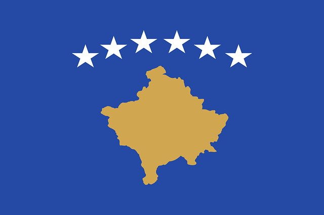 Kosova bayrağında bulunan altı adet yıldız, ülkede yaşayan altı ana etnik topluluğu; Arnavutları, Boşnaklar, Sırplar, Türkler, Romanlar ve Goralıları temsil ediyor.