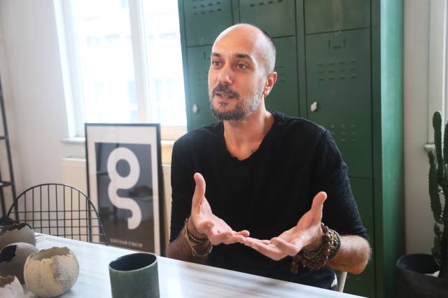 Gökhan Zincir, seramikten bir ürün elde ederken en önemli sürecin yaratıcılık olduğunu söylüyor.|Fotoğraf: Cenk Ertekin