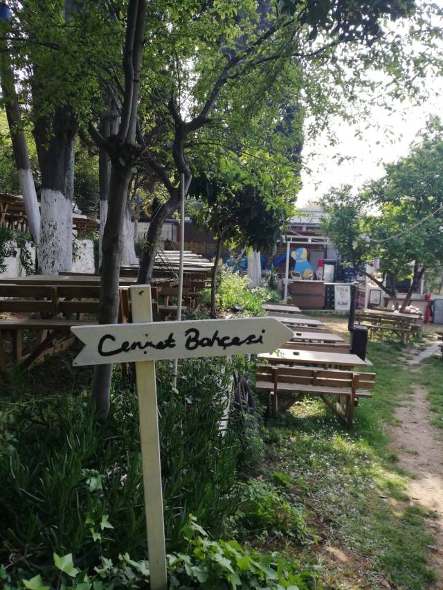 İparho, Burgazadada’ki Cennet Bahçesi’nde yer alıyor.
